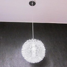 Moderne, eigentijdse metalen hanglamp met bolvorm