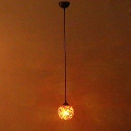 Moderne, eigentijdse metalen hanglamp met schilderij