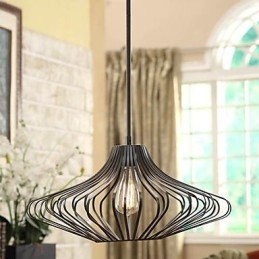 Moderne hanglamp met zwarte metalen structuurkap