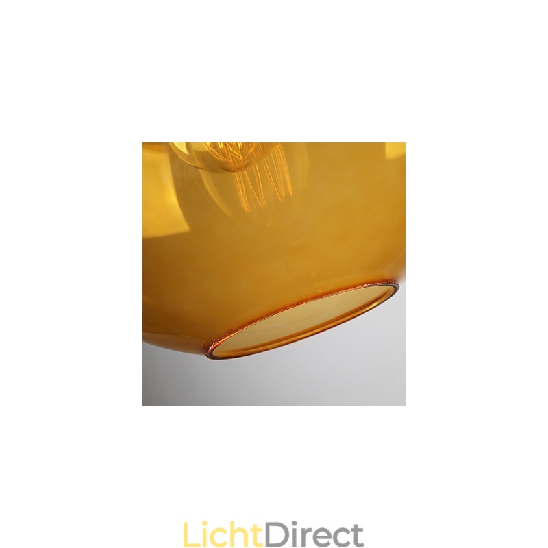 Moderne glazen hanglamp in ronde amberkleurige glazen kap met bubbeldesign