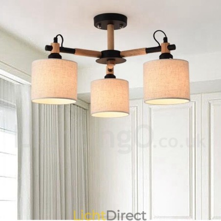 Moderne eigentijdse 3-lichts kroonluchter van hout met een trommelvormige stoffen kap en Moderne eigentijdse 3-lichts kroonluchter van hout met een trommelvormige stoffen kap en