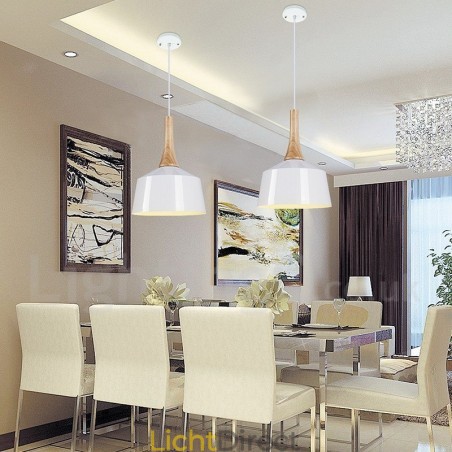 Moderne, eigentijdse hanglamp van hout en metaal Moderne, eigentijdse hanglamp van hout en metaal