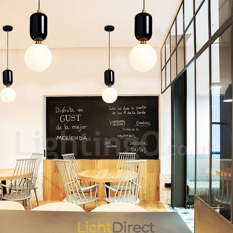 Moderne, eigentijdse hanglamp met glazen kap