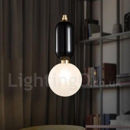 Moderne, eigentijdse hanglamp met glazen kap