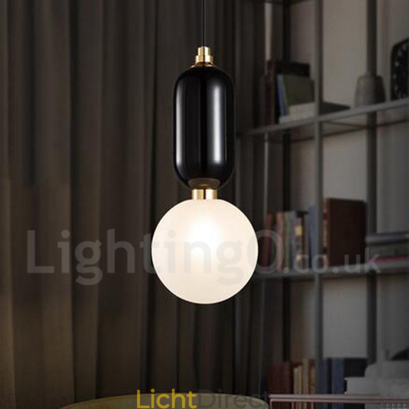 Moderne, eigentijdse hanglamp met glazen kap