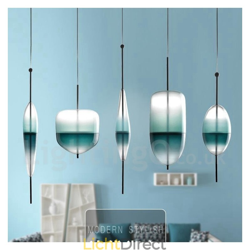 Moderne, eigentijdse hanglamp met glazen kap in kleurverloop