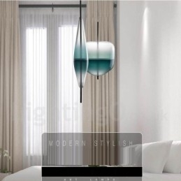 Moderne, eigentijdse hanglamp met glazen kap in kleurverloop