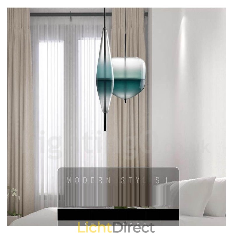 Moderne, eigentijdse hanglamp met glazen kap in kleurverloop