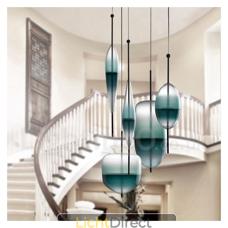 Moderne, eigentijdse hanglamp met glazen kap in kleurverloop
