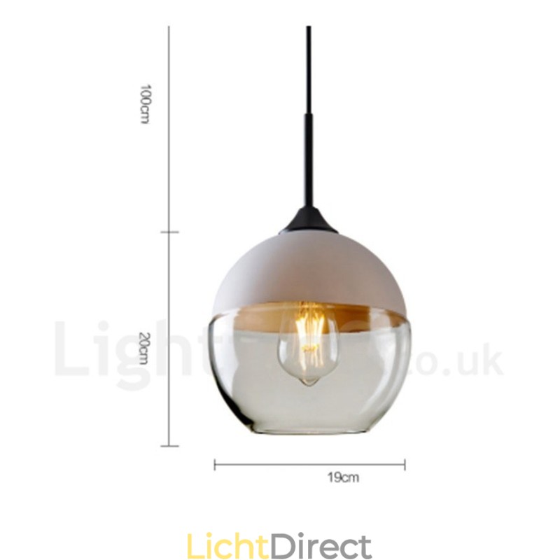 Moderne, eigentijdse hanglamp met glazen kap