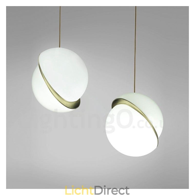 Moderne eigentijdse koperen hanglamp met glazen kaplamp