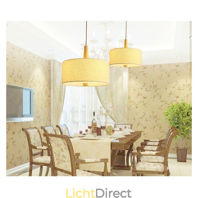 Moderne, eigentijdse hanglamp van hout met stoffen kap