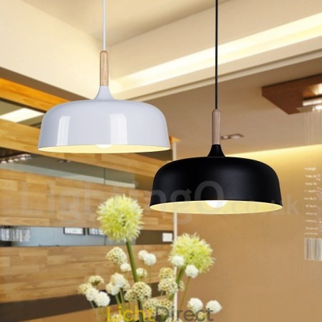 Moderne, eigentijdse hanglamp van hout en metaal Moderne, eigentijdse hanglamp van hout en metaal