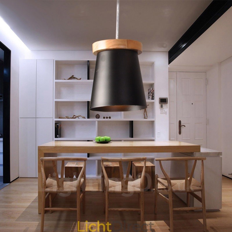 1 Lichte houten moderne eigentijdse hanglamp in Scandinavische stijl met ijzeren kap