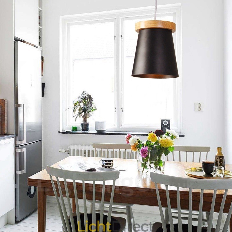 1 Lichte houten moderne eigentijdse hanglamp in Scandinavische stijl met ijzeren kap