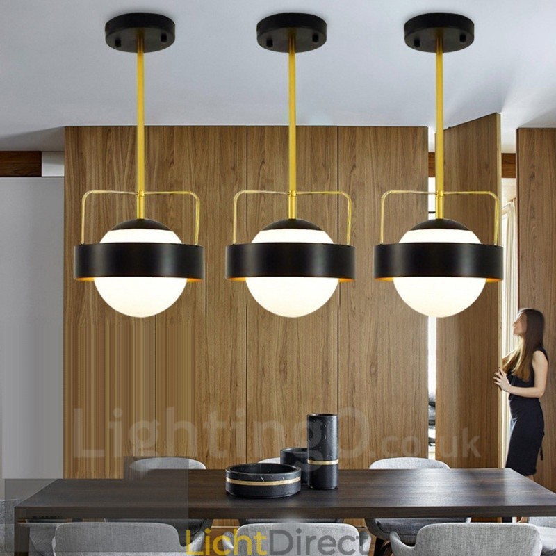 1-lichts moderne eigentijdse plafondlamp koperen hanglamp met witte en zwarte bolvormige glazen kap
