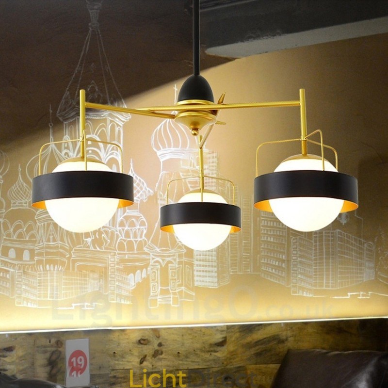 3-lichts moderne, eigentijdse plafondlamp met koperen afwerking en witte en zwarte bolvormige glazen kap