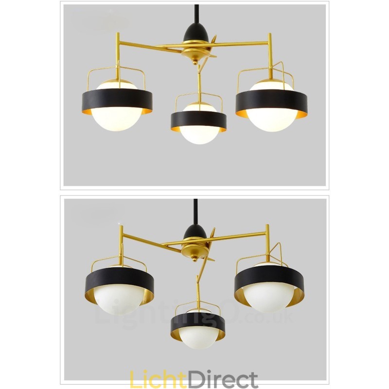 3-lichts moderne, eigentijdse plafondlamp met koperen afwerking en witte en zwarte bolvormige glazen kap