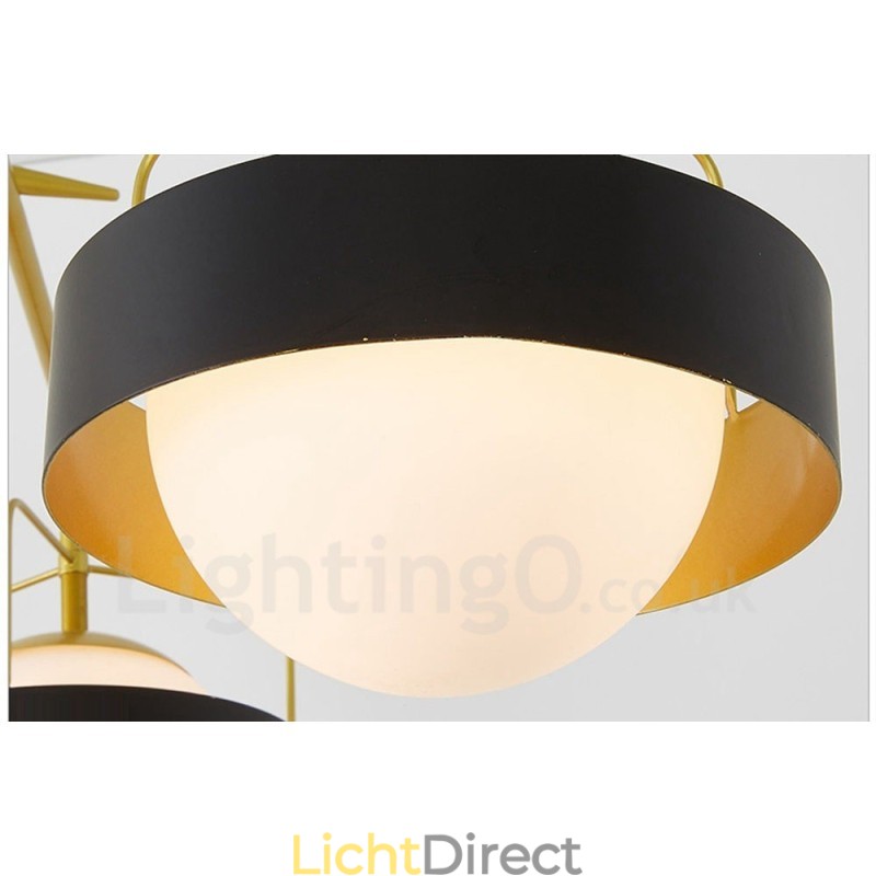3-lichts moderne, eigentijdse plafondlamp met koperen afwerking en witte en zwarte bolvormige glazen kap