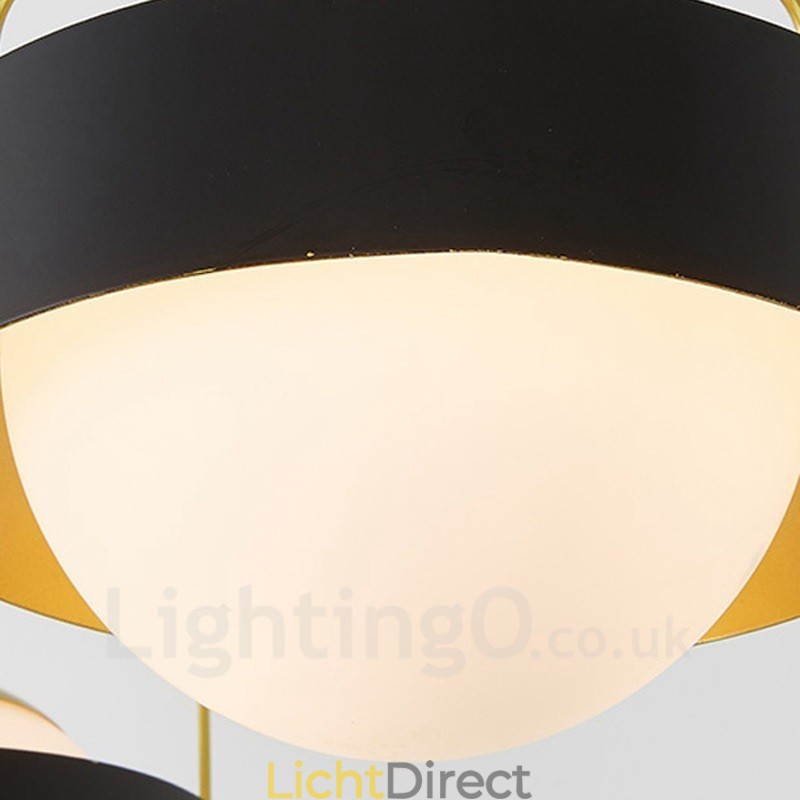 3-lichts moderne, eigentijdse plafondlamp met koperen afwerking en witte en zwarte bolvormige glazen kap