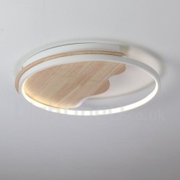 Dimbare witte ronde houten plafondlamp in de vorm van een wolk. Ultradunne plafondlamp. Kan ook als wandlamp worden gebruikt.
