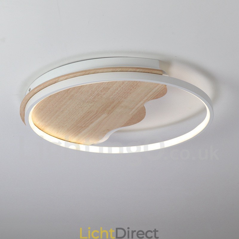 Dimbare witte ronde houten plafondlamp in de vorm van een wolk. Ultradunne plafondlamp. Kan ook als wandlamp worden gebruikt.