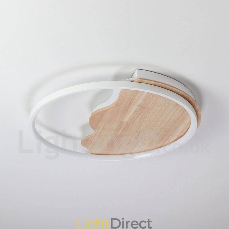 Dimbare witte ronde houten plafondlamp in de vorm van een wolk. Ultradunne plafondlamp. Kan ook als wandlamp worden gebruikt.