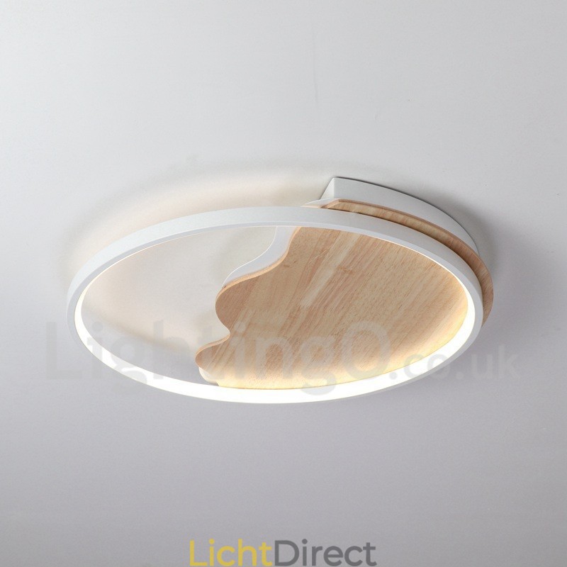 Dimbare witte ronde houten plafondlamp in de vorm van een wolk. Ultradunne plafondlamp. Kan ook als wandlamp worden gebruikt.