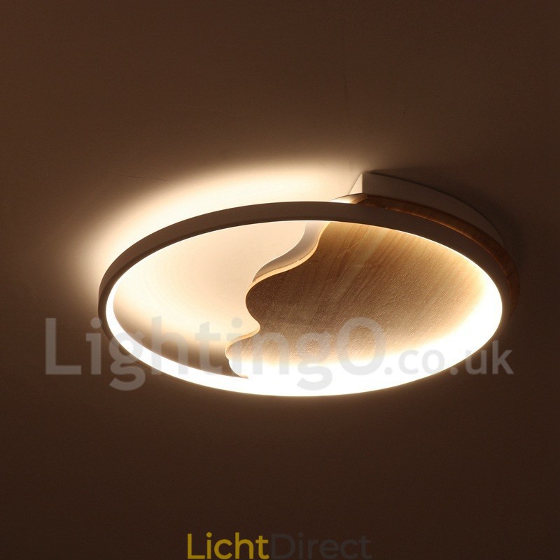Dimbare witte ronde houten plafondlamp in de vorm van een wolk. Ultradunne plafondlamp. Kan ook als wandlamp worden gebruikt.