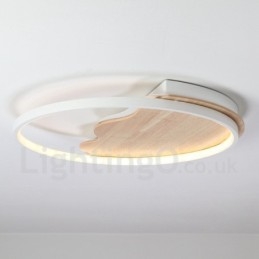 Dimbare witte ronde houten plafondlamp in de vorm van een wolk. Ultradunne plafondlamp. Kan ook als wandlamp worden gebruikt.