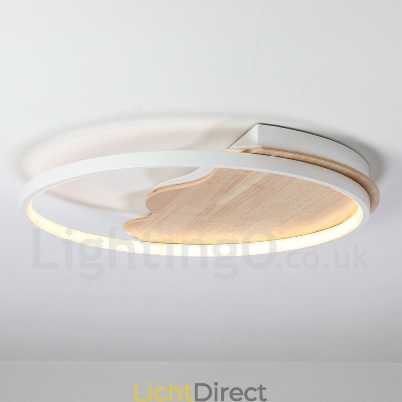 Dimbare witte ronde houten plafondlamp in de vorm van een wolk. Ultradunne plafondlamp. Kan ook als wandlamp worden gebruikt.