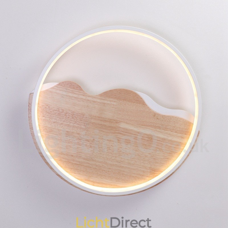 Dimbare witte ronde houten plafondlamp in de vorm van een wolk. Ultradunne plafondlamp. Kan ook als wandlamp worden gebruikt.