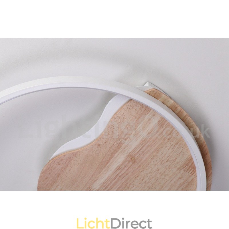 Dimbare witte ronde houten plafondlamp in de vorm van een wolk. Ultradunne plafondlamp. Kan ook als wandlamp worden gebruikt.