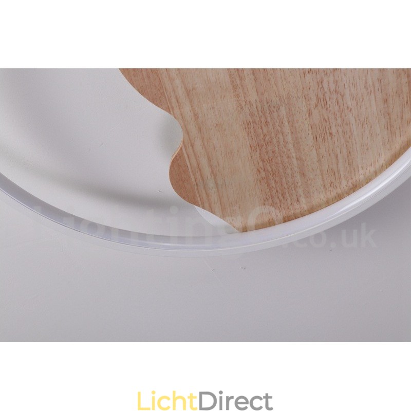 Dimbare witte ronde houten plafondlamp in de vorm van een wolk. Ultradunne plafondlamp. Kan ook als wandlamp worden gebruikt.