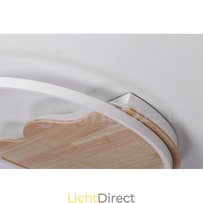 Dimbare witte ronde houten plafondlamp in de vorm van een wolk. Ultradunne plafondlamp. Kan ook als wandlamp worden gebruikt.