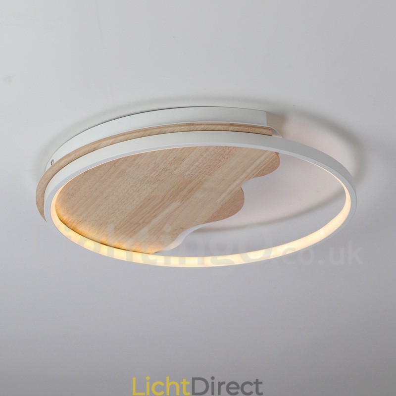 Dimbare witte ronde houten plafondlamp in de vorm van een wolk. Ultradunne plafondlamp. Kan ook als wandlamp worden gebruikt.