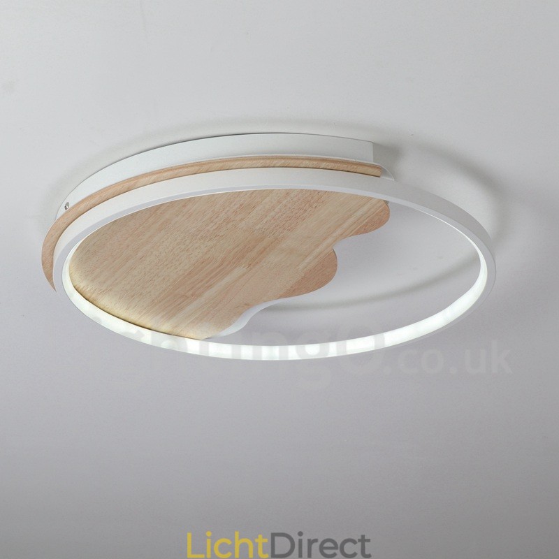 Dimbare witte ronde houten plafondlamp in de vorm van een wolk. Ultradunne plafondlamp. Kan ook als wandlamp worden gebruikt.