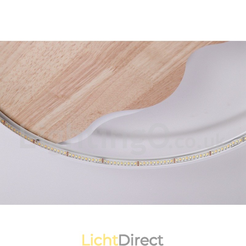 Dimbare witte ronde houten plafondlamp in de vorm van een wolk. Ultradunne plafondlamp. Kan ook als wandlamp worden gebruikt.