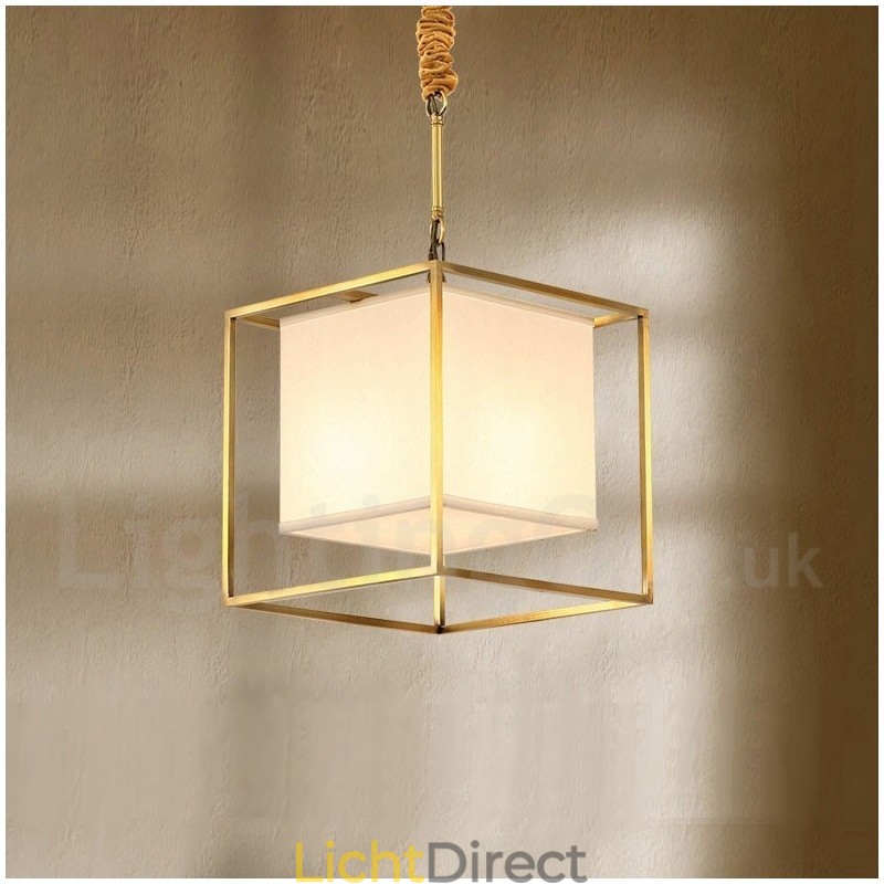 Eenvoudige, rustieke, retro vintage hanglamp van puur messing met stoffen kap