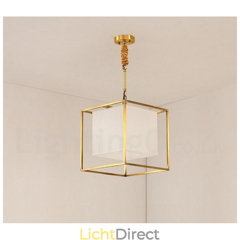 Eenvoudige, rustieke, retro vintage hanglamp van puur messing met stoffen kap
