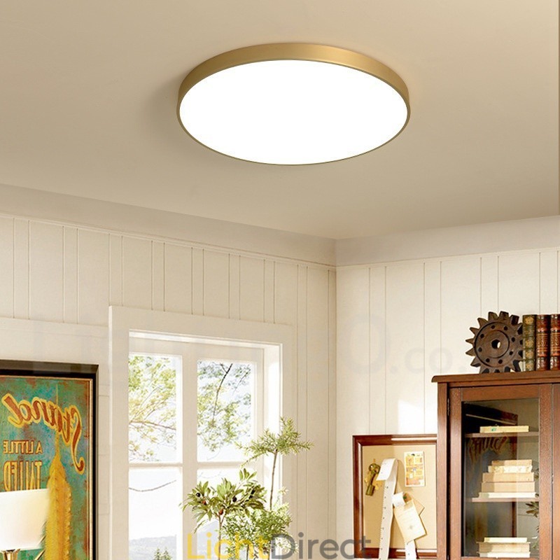 Ultradunne 100% messing ronde dimbare moderne eigentijdse Scandinavische stijl plafondlampen van messing met acryl kap. Kan ook als wandlamp worden gebruikt.