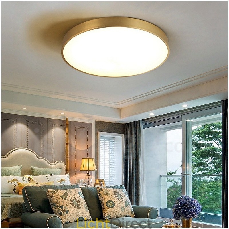 Ultradunne 100% messing ronde dimbare moderne eigentijdse Scandinavische stijl plafondlampen van messing met acryl kap. Kan ook als wandlamp worden gebruikt.
