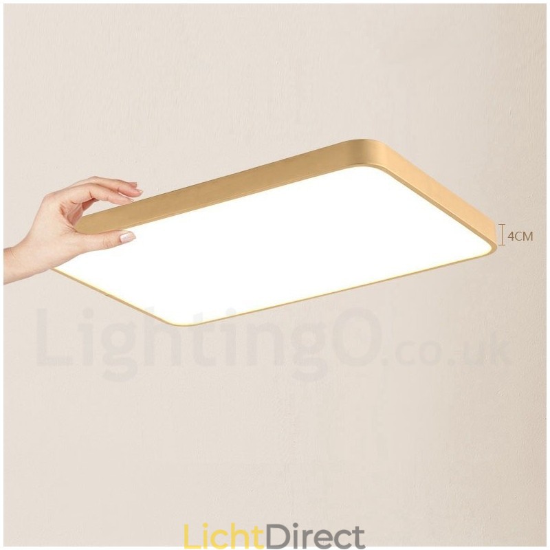 Ultradunne rechthoekige dimbare moderne eigentijdse Scandinavische stijl plafondlampen van messing met acryl kap. Kan ook als wandlamp worden gebruikt.