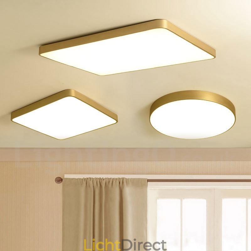 Ultradunne rechthoekige dimbare moderne eigentijdse Scandinavische stijl plafondlampen van messing met acryl kap. Kan ook als wandlamp worden gebruikt.