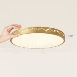 Ronde, moderne, eigentijdse, Scandinavische stijl plafondlamp van puur messing met acryl kap