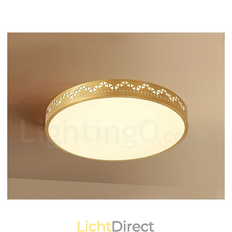Ronde, moderne, eigentijdse, Scandinavische stijl plafondlamp van puur messing met acryl kap