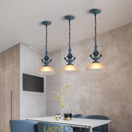 Een lichtblauwe rustieke artistieke retro antieke hanglamp met glazen kap Een lichtblauwe rustieke artistieke retro antieke hanglamp met glazen kap