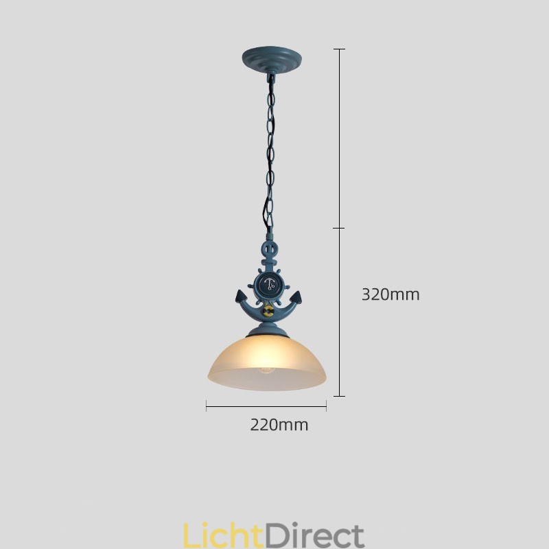 Een lichtblauwe rustieke artistieke retro antieke hanglamp met glazen kap