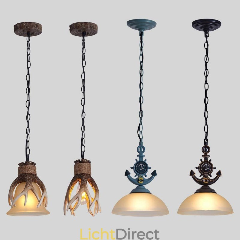 Een lichtblauwe rustieke artistieke retro antieke hanglamp met glazen kap