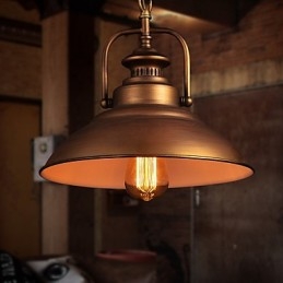 Retro hanglamp met metalen paraplukap in oude fabrieksstijl